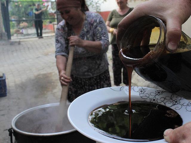 Bu pekmez ateşte değil, güneşte olgunlaşıyor! Sırrı duyan şaşırıyor
