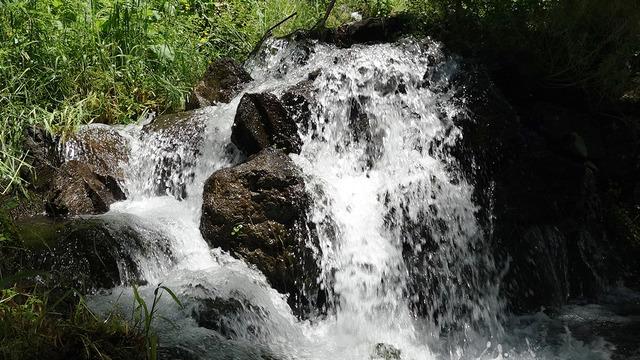 Mahallenin içinden geçip saniyede 120 litre akıyor! 'Mübarek su' deyip içiyorlar