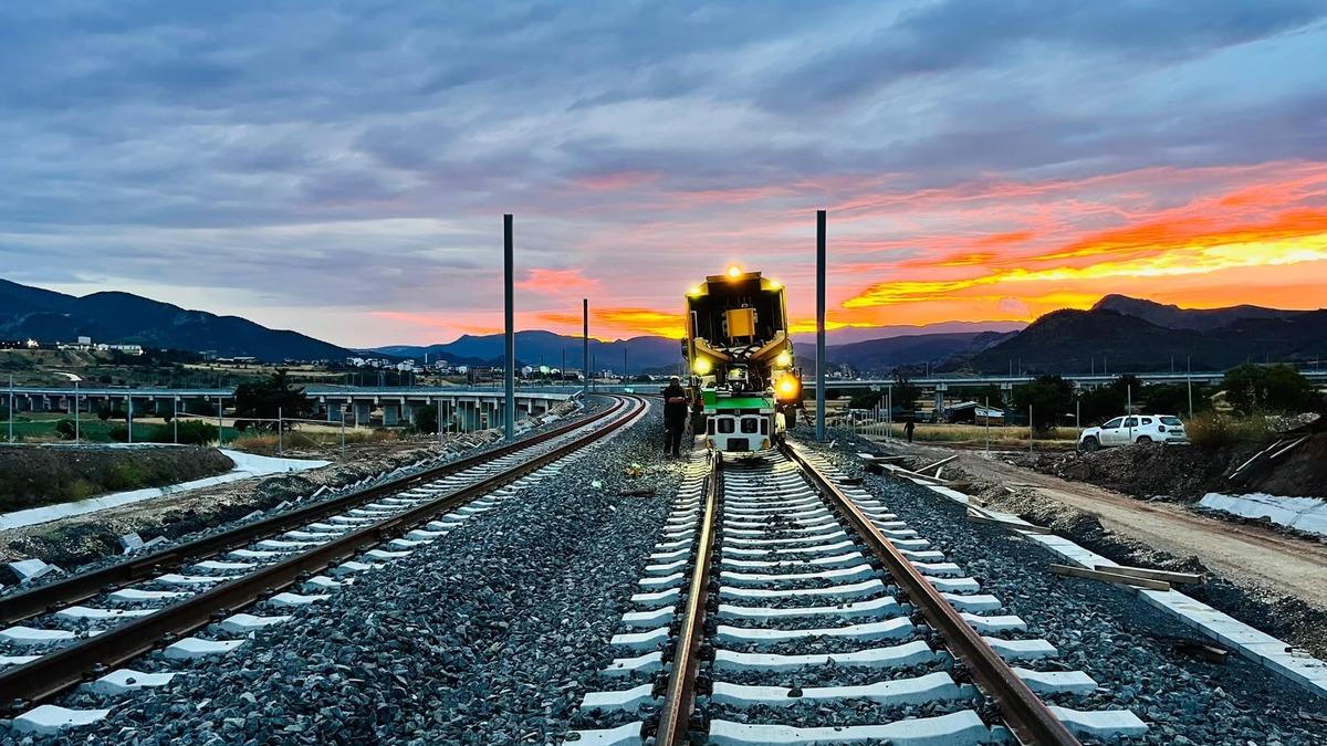 Hızlı tren geliyor, test s&uuml;r&uuml;şleri başlıyor: 2 saat 15 dakikaya d&uuml;şecek 7