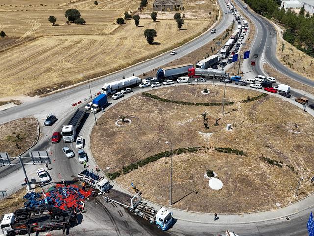Uşak ta &ccedil;ekici &uuml;zerindeki kamyonun devrilmesi ulaşımda aksamaya yol a&ccedil;tı 3