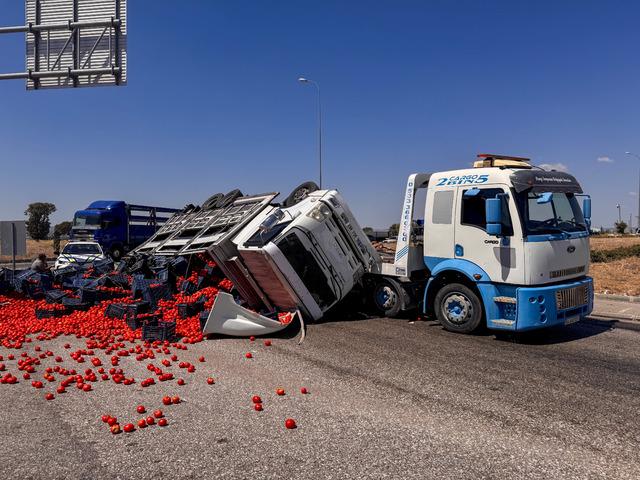 Uşak ta &ccedil;ekici &uuml;zerindeki kamyonun devrilmesi ulaşımda aksamaya yol a&ccedil;tı 1