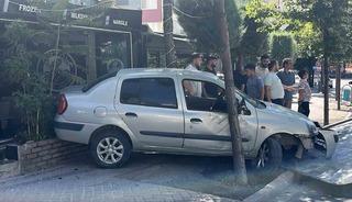 Kontrolden &ccedil;ıkan otomobil iş yerine daldı