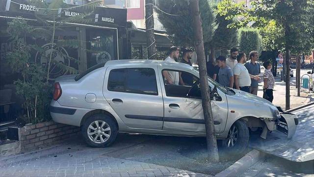 Kontrolden çıkan otomobil iş yerine daldı