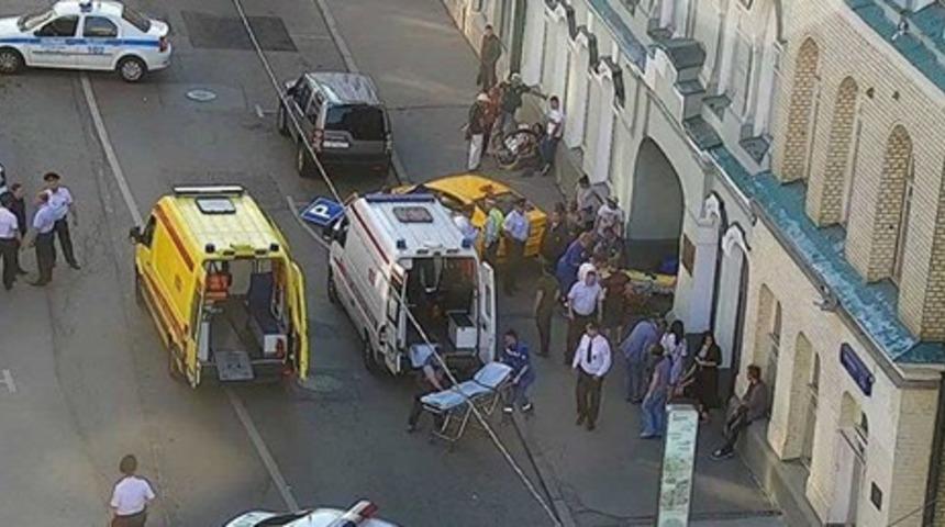 Dünya Kupası'na ev sahipliği yapan Rusya'nın başkenti Moskova'da bir taksi kalabalığın arasına daldı