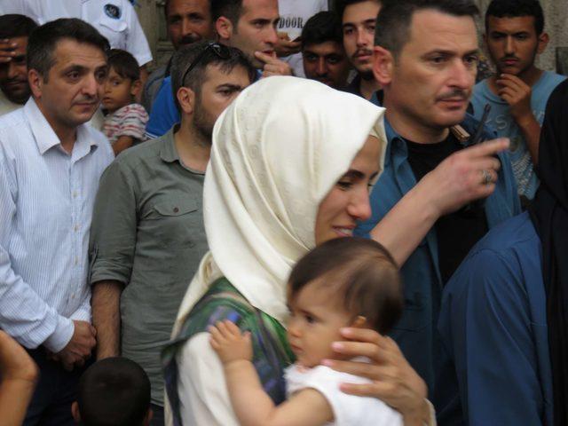 S&uuml;meyye Erdoğan Bayraktar bebeğiyle ilk defa g&ouml;r&uuml;nt&uuml;lendi 3