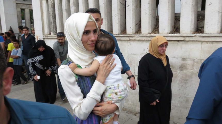 S&uuml;meyye Erdoğan Bayraktar bebeğiyle ilk defa g&ouml;r&uuml;nt&uuml;lendi