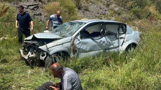 Kars’ta otomobil şarampole devrildi: 2 yaralı
