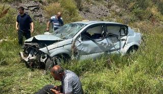 Kars&rsquo;ta otomobil şarampole devrildi: 2 yaralı