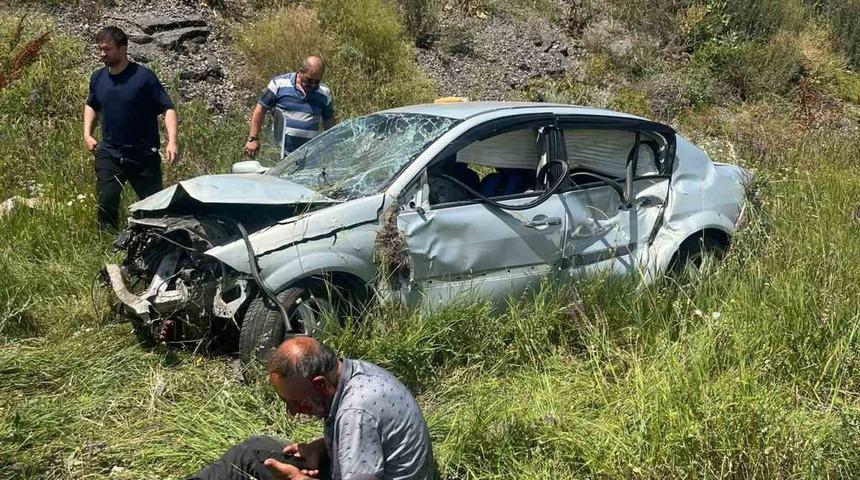 Kars&rsquo;ta otomobil şarampole devrildi: 2 yaralı