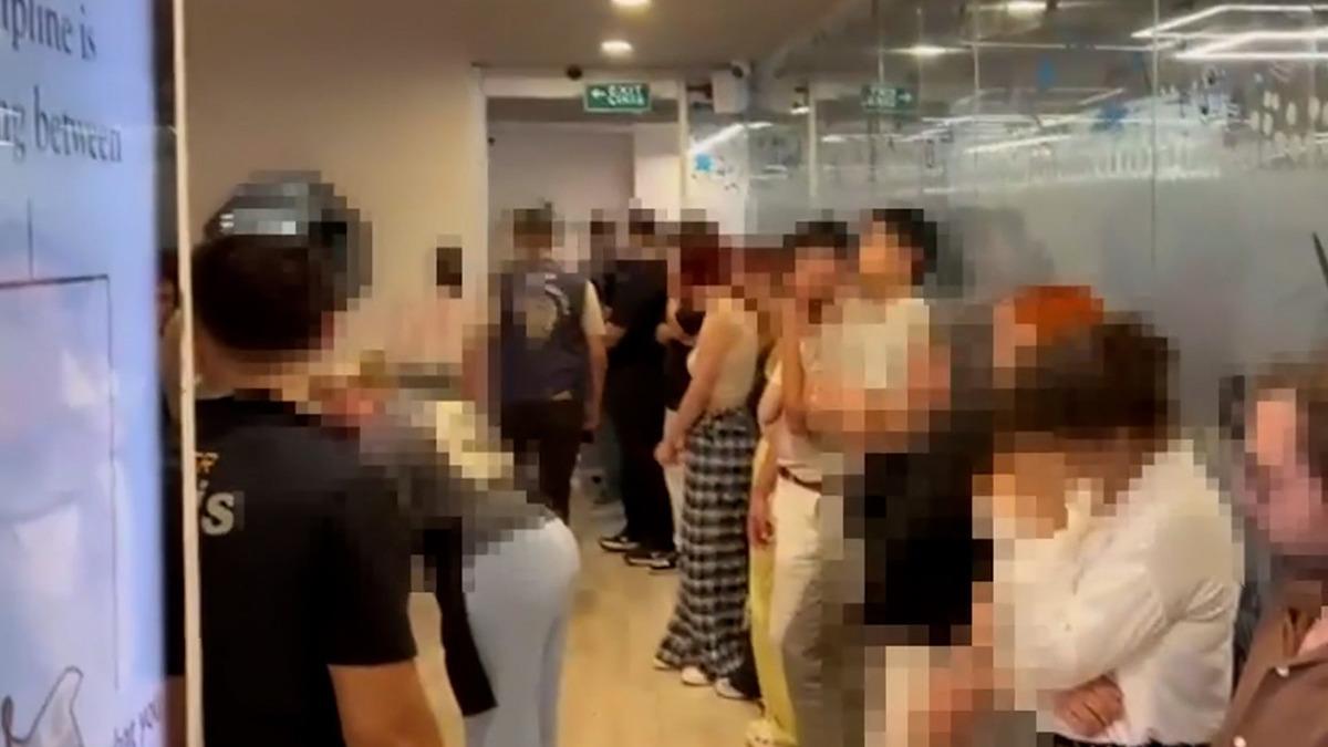 İstanbul un g&ouml;beğinde uluslararası dolandırıcılık! AVM ye &uuml;s kurmuşlar 2