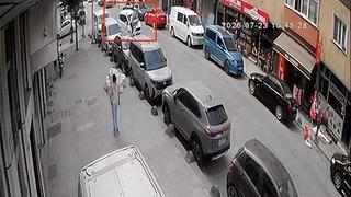 Sultangazi’de kuryeye araç çarptı