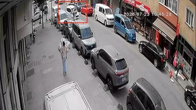 Sultangazi’de kuryeye araç çarptı