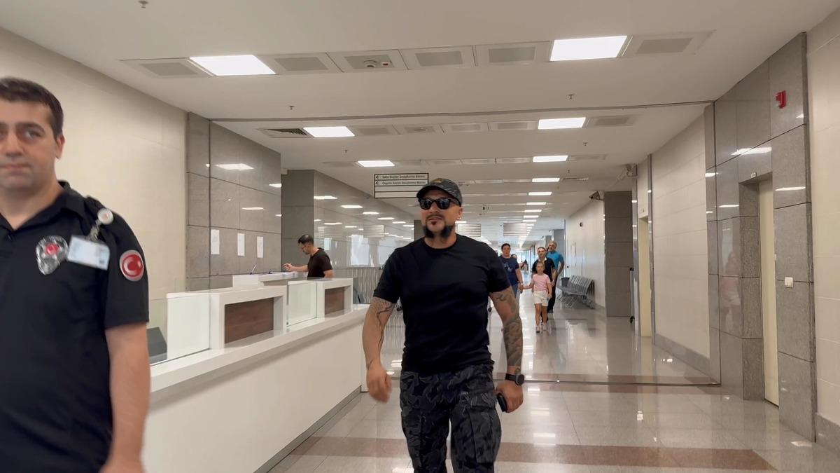 Hayko Cepkin in adliyedeki g&ouml;r&uuml;nt&uuml;leri g&uuml;ndem oldu!   Her şeyi k&ouml;p&uuml;rt&uuml;n anasını satayım   1