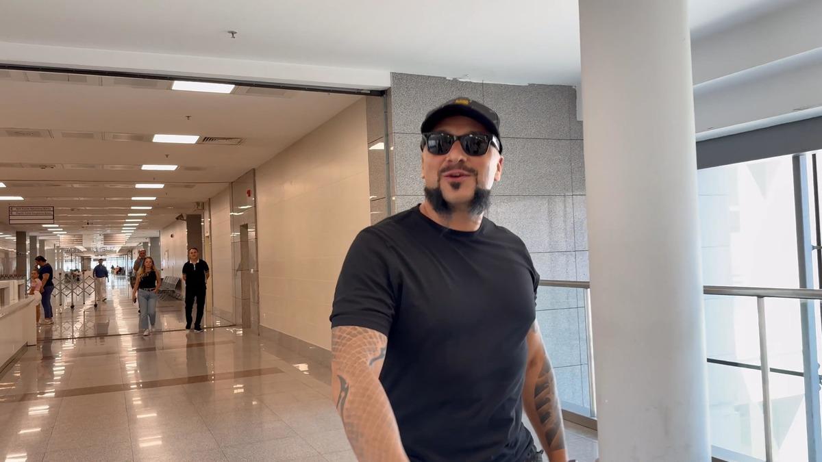 Hayko Cepkin in adliyedeki g&ouml;r&uuml;nt&uuml;leri g&uuml;ndem oldu!   Her şeyi k&ouml;p&uuml;rt&uuml;n anasını satayım   2