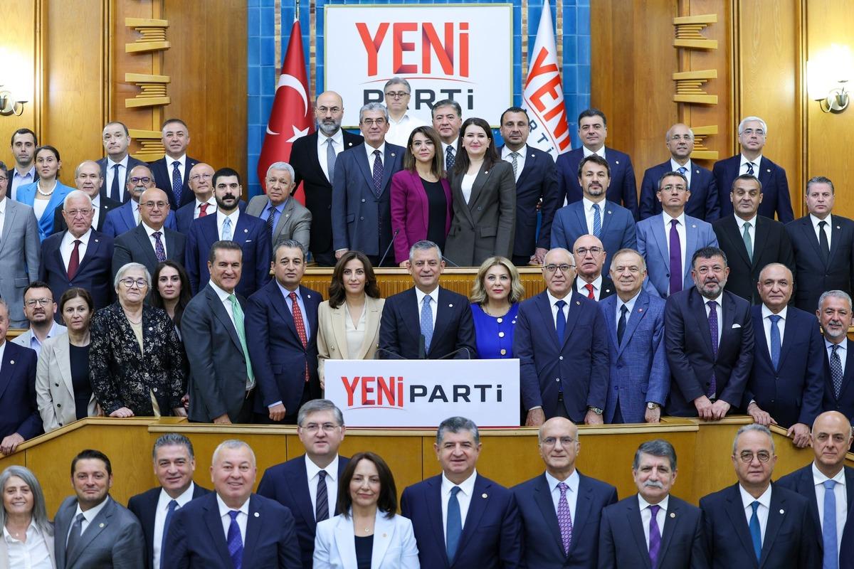 Yeni Parti nin ilk grup toplantısında dikkat &ccedil;eken karar! Logo değişikliği de g&uuml;ndemde: 6 kişilik kadro belli oldu 6