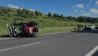 Karayolunda Trakt&ouml;r devrildi, s&uuml;r&uuml;c&uuml; hafif yaralandı