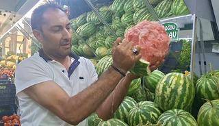 Bı&ccedil;ak kullanmadan eliyle karpuz soyan manav viral oldu