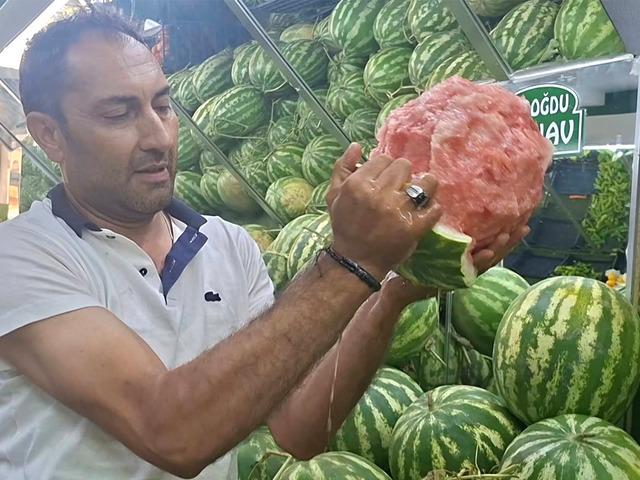 Bı&ccedil;ak kullanmadan eliyle karpuz soyan manav viral oldu