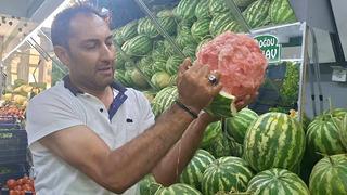 Bıçak kullanmadan eliyle karpuz soyan manav viral oldu