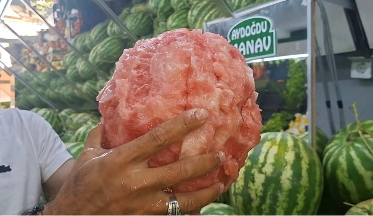 Bı&ccedil;ak kullanmadan eliyle karpuz soyan manav viral oldu 2
