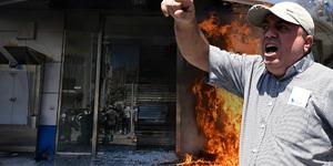 &Ouml;fkeli halk bankaları ateşe verdi! 7 yıldır hesapları blokeli... "Yaşamak istiyoruz"