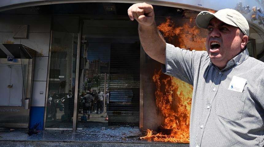 &Ouml;fkeli halk bankaları ateşe verdi! 7 yıldır hesapları blokeli... "Yaşamak istiyoruz"