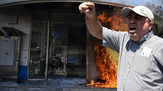 Öfkeli halk bankaları ateşe verdi! 7 yıldır hesapları blokeli... Yaşamak istiyoruz
