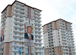 Sivaslı patron 20 çalışanına ev hediye etti!