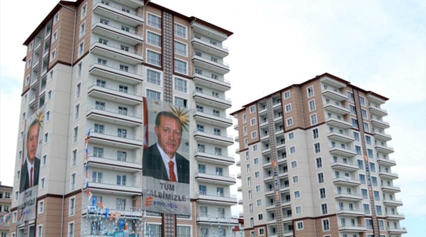 Sivaslı patron 20 çalışanına ev hediye etti!