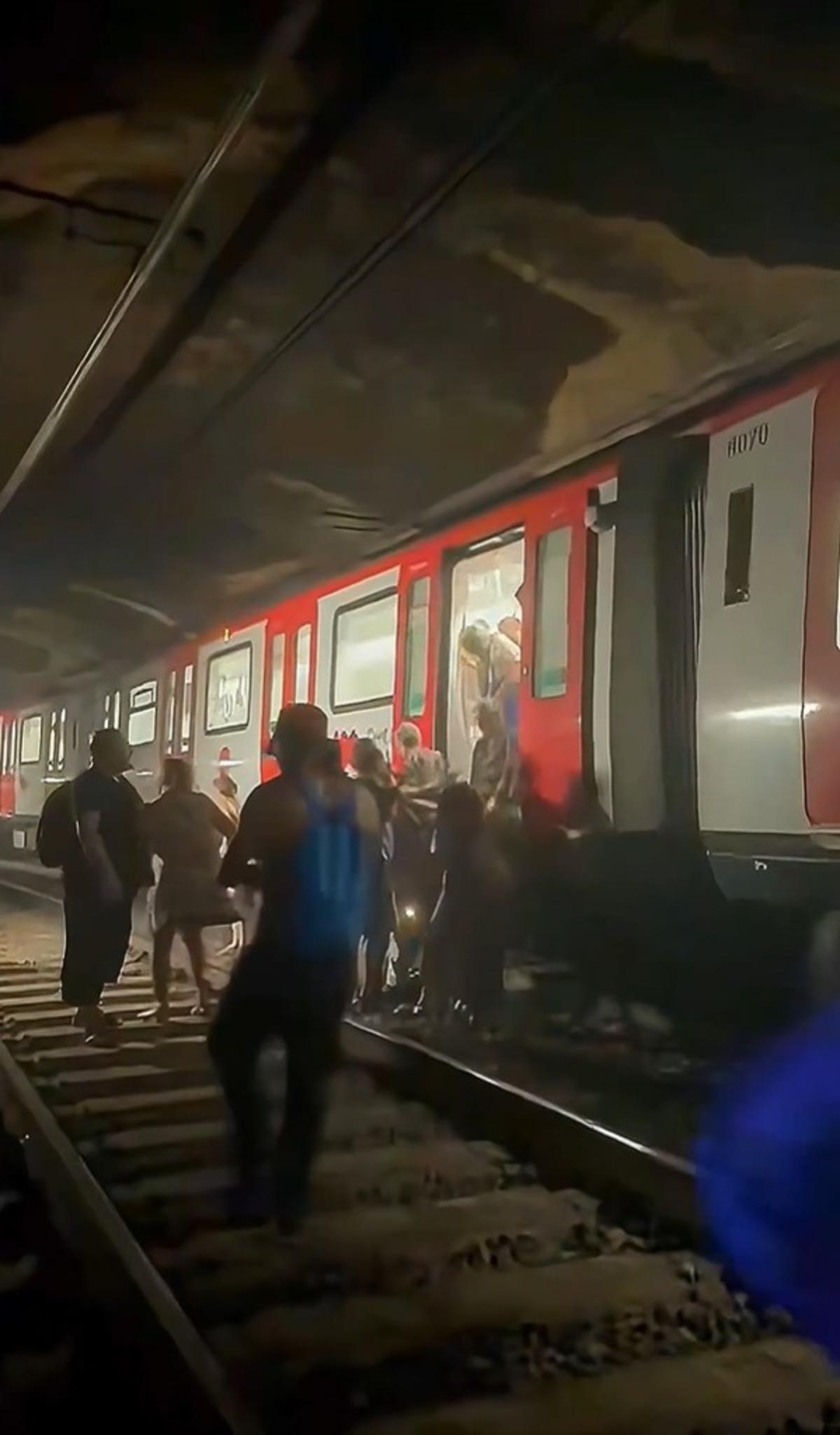 Barselona da metro kabusu! Yangın her tarafı sarınca mahsur kaldılar: 200 metre yürüyüp... 1