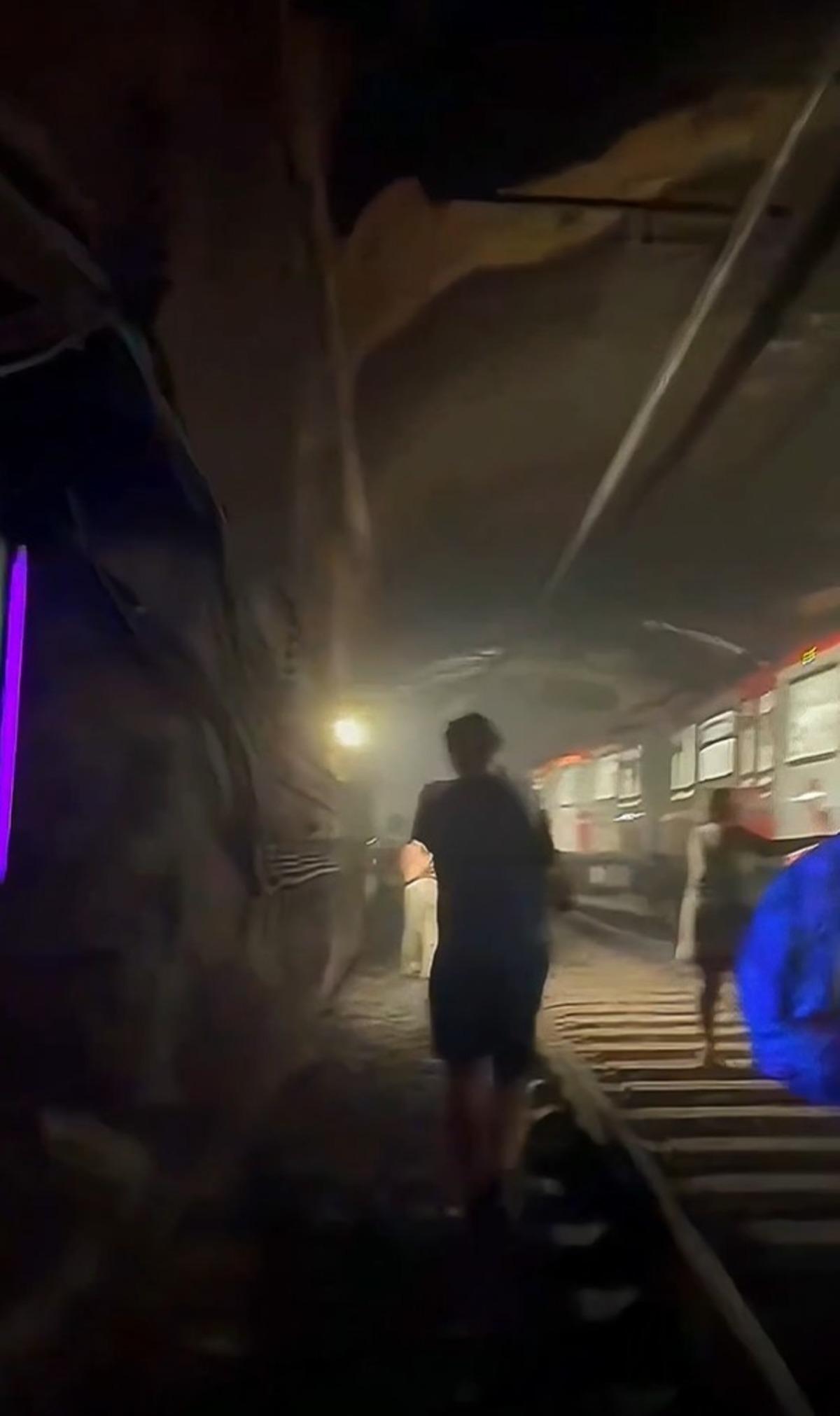 Barselona da metro kabusu! Yangın her tarafı sarınca mahsur kaldılar: 200 metre yürüyüp... 2