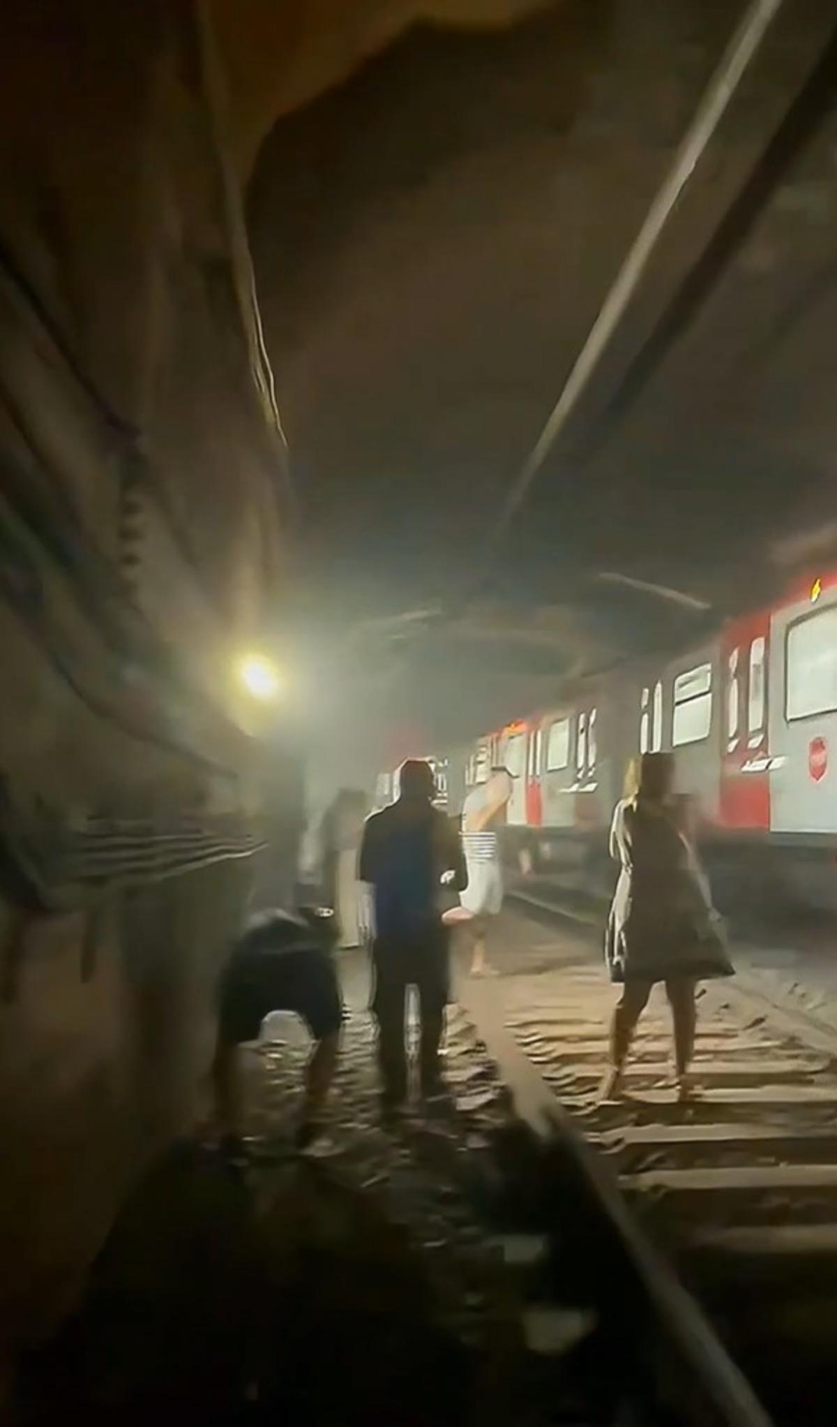 Barselona da metro kabusu! Yangın her tarafı sarınca mahsur kaldılar: 200 metre yürüyüp... 3