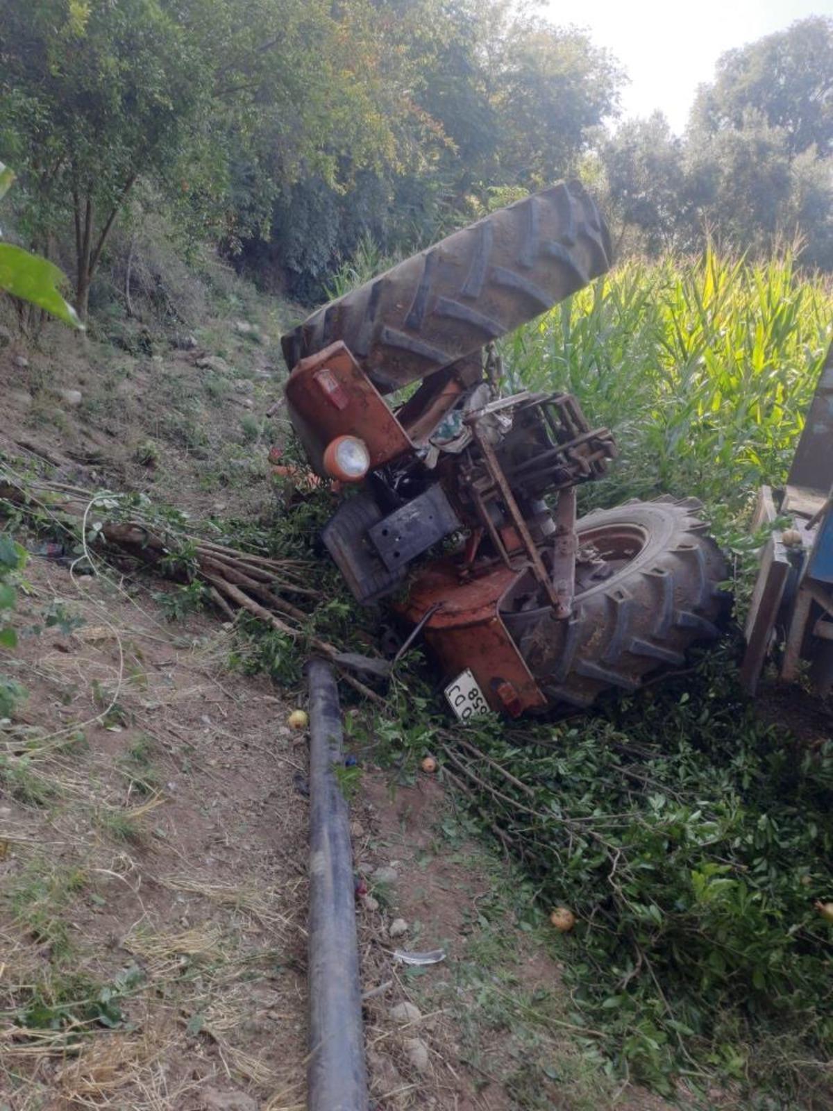 Osmaniye&rsquo;de trakt&ouml;r devrildi, 2 kişi yaralandı 1