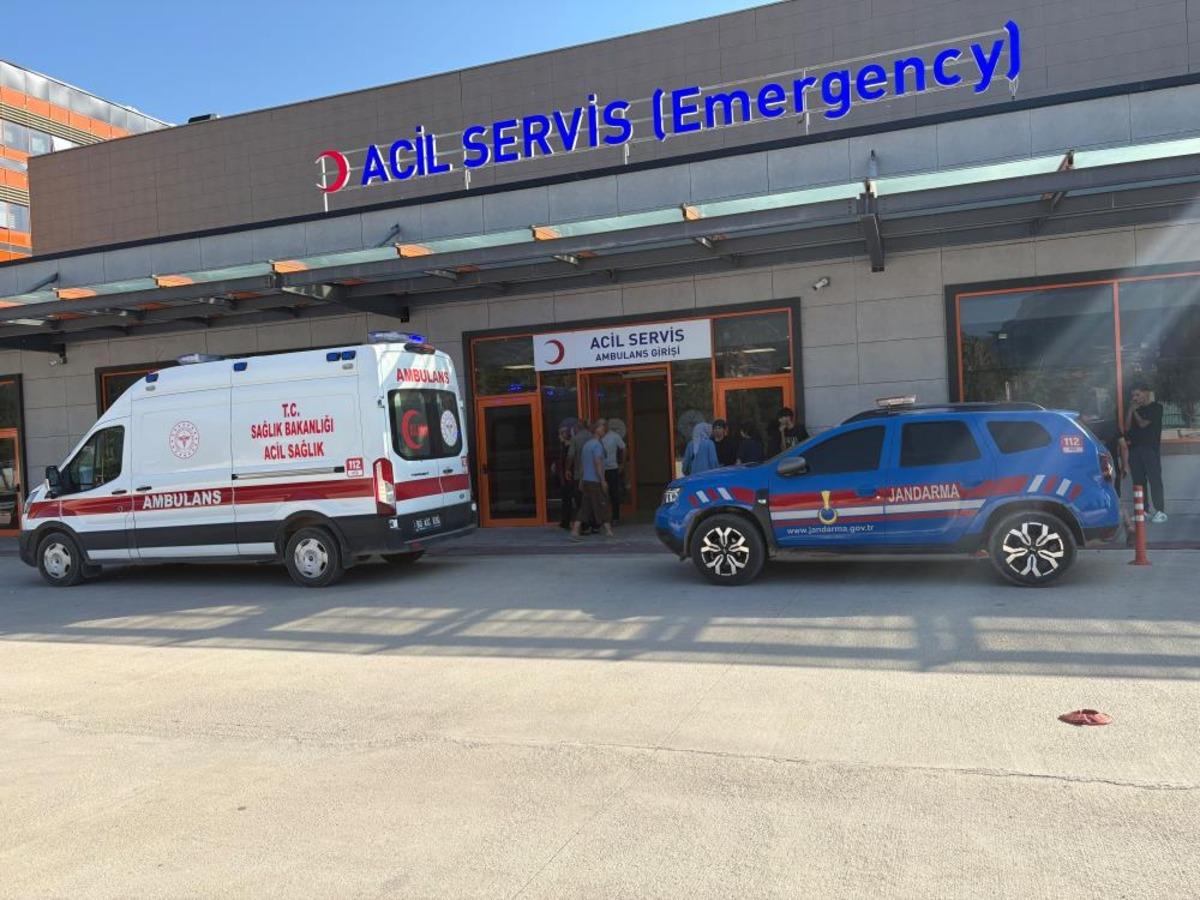 Osmaniye&rsquo;de trakt&ouml;r devrildi, 2 kişi yaralandı 3