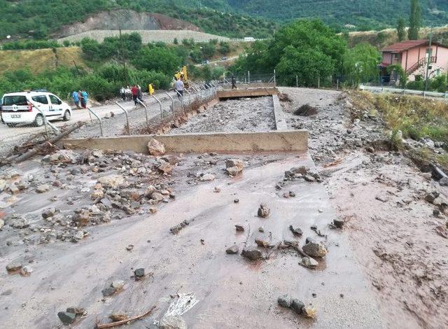 Amasya'yı sağanak ve dolu vurdu