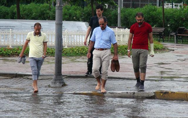 Vatan Caddesi'nde sağanak yağışta yalın ayak yürüyüş