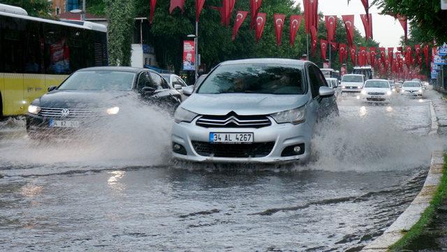 Vatan Caddesi'nde sağanak yağışta yalın ayak yürüyüş