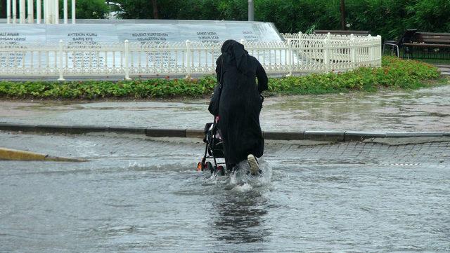 Vatan Caddesi'nde sağanak yağışta yalın ayak yürüyüş