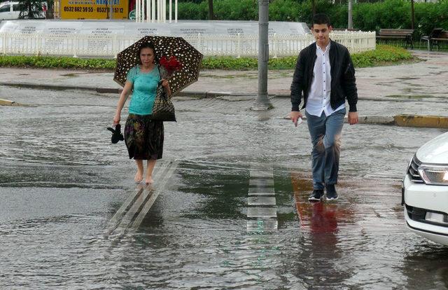 Vatan Caddesi'nde sağanak yağışta yalın ayak yürüyüş