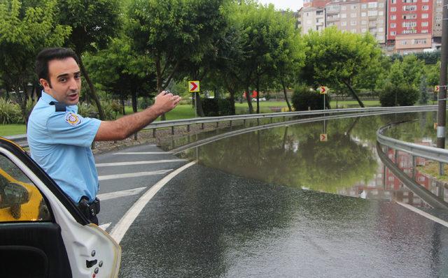 Beyoğlu'nda evler su altında kaldı; yollar göle döndü