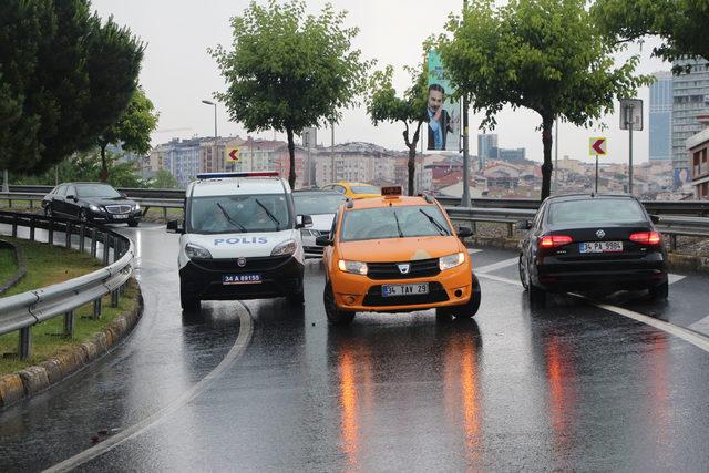 Beyoğlu'nda evler su altında kaldı; yollar göle döndü