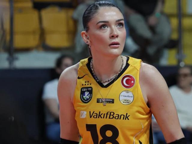 Galaya damga vurdu! Saçı, makyajı ve elbisesiyle tam not aldı