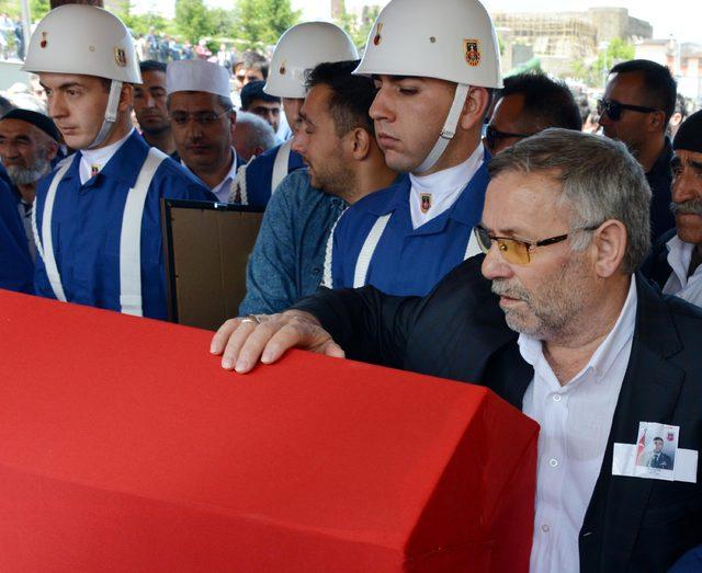 Babalar Günü'nde şehit oğlunu toprağa verdi