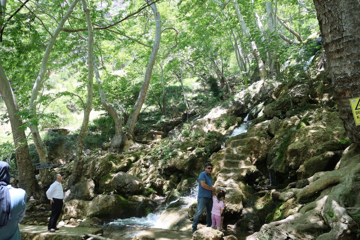 Adana sıcağına şifa oldu! Kuru topraktan &ccedil;ağlayan şelaleye d&ouml;n&uuml;şt&uuml; 1