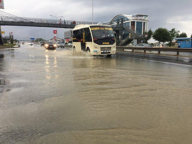 Silivri'de yollar göle döndü