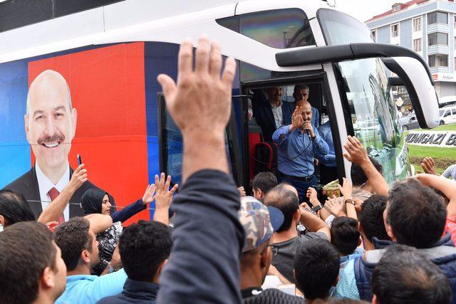 Polisler Bakan Soylu'nun babalar gününü pasta keserek kutladı