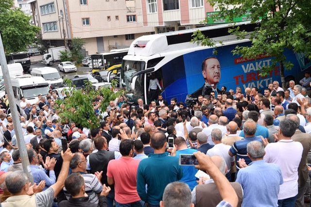 Polisler Bakan Soylu'nun babalar gününü pasta keserek kutladı