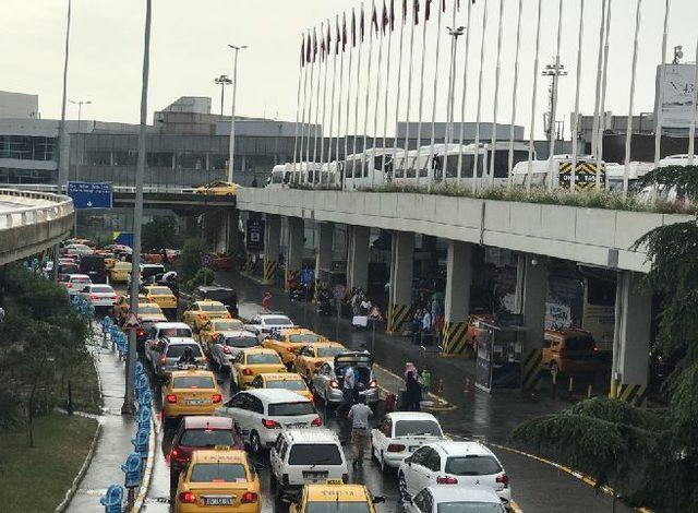 Atatürk Havalimanı'nda dönüş yoğunluğu