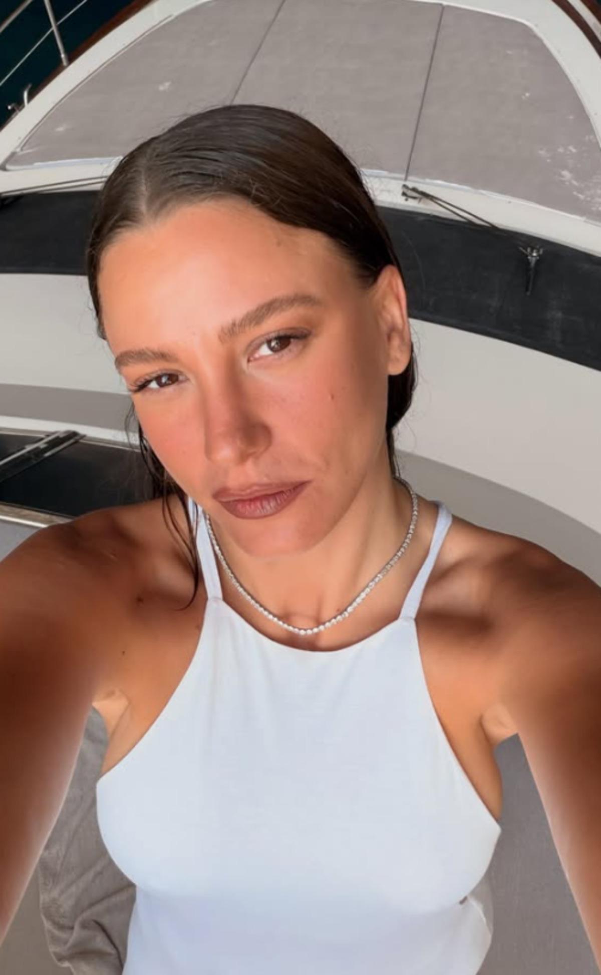Serenay Sarıkaya l&uuml;ks teknede tatilde! Bikinili pozları g&uuml;ndemde 3