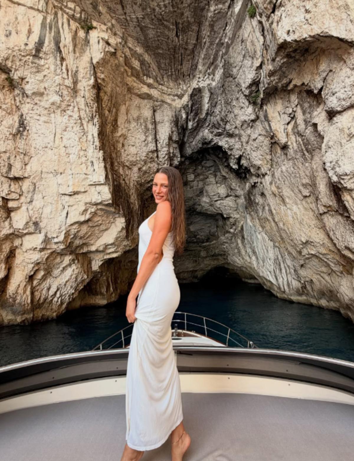 Serenay Sarıkaya l&uuml;ks teknede tatilde! Bikinili pozları g&uuml;ndemde 1